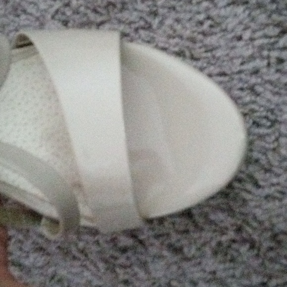 I'm selling a Guess size 8.5 cream colored platform heels.👠 - Picture 5 of 7